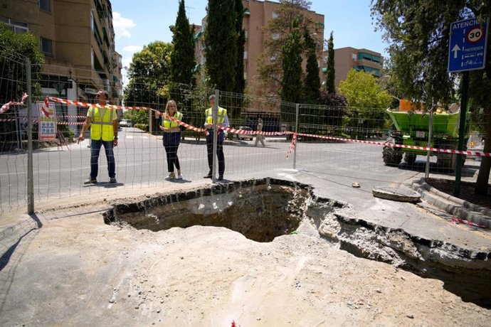 La alcaldesa de Granada, Marifrán Carazo, visita las obras de remodelación de la Carretera de Málaga.