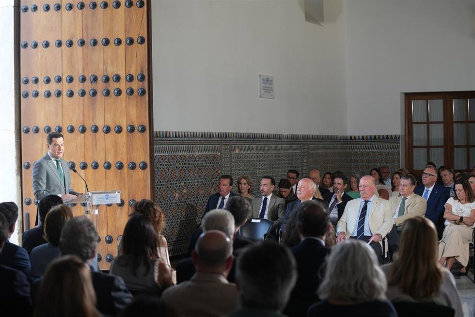 El presidente de la Junta de Andalucía, Juanma Moreno, interviene en el acto conmemorativo del nacimiento del Padre de la Patria Andaluza, Blas Infante, en el Parlamento andaluz.