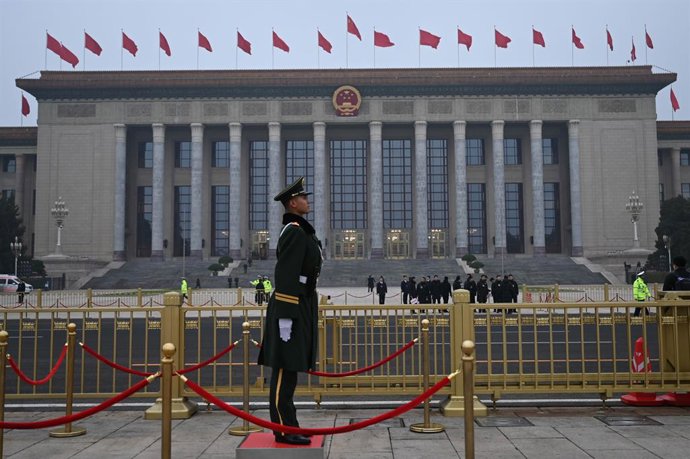Archivo - Arquivo - 4 de março de 2026, China, Pequim: Soldados do Exército Popular de Libertação estão em frente ao Museu Nacional da China, na Praça Tiananmen. Foto: Johannes Neudecker/dpa