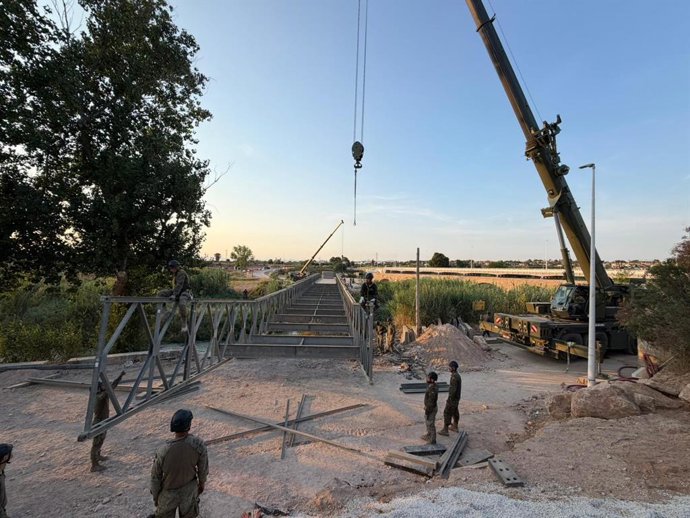 El Regimiento de Pontoneros y Especialidades de Ingenieros no 12 realiza el desmontaje del puente MABEY en Ribarroja