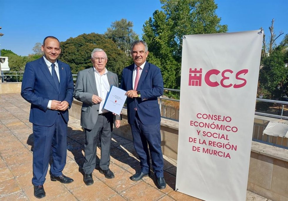 El consejero de Medio Ambiente, Industria, Universidades, Investigación y Mar Menor, Juan María Vázquez, entrega el anteproyecto de la Ley de la Ciencia, Tecnología e Innovación al presidente del Consejo Económico y Social (CES), José Antonio Cobacho.