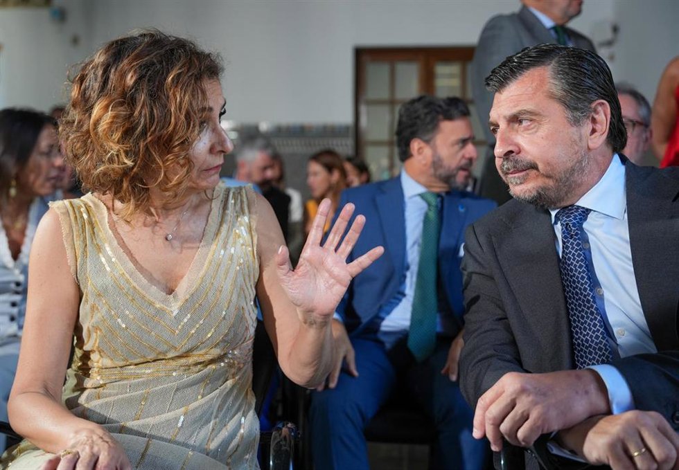 La secretaria general del PSOE-A y portavoz parlamentaria socialista, María Jesús Montero, junto al portavoz del Grupo Parlamentario Popular, Toni Martín, durante el acto conmemorativo del nacimiento del Padre de la Patria Andaluza, Blas Infante.