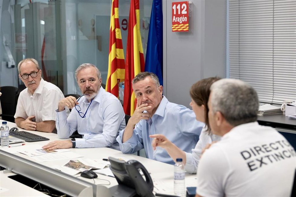 El presidente del Gobierno de Aragón, Jorge Azcón, junto al consejero de Medio Ambiente y Turismo, Luis Biendicho, en la reunión del CECOPI.