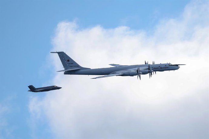 Um F-35 do Reino Unido decolou do “HMS Prince of Wales” para interceptar um avião de reconhecimento marítimo russo “Bear-F” sobre o Mar da Noruega (arquivo)