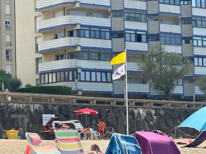 Bandera que alerta de medusas en una playa de Bizkaia