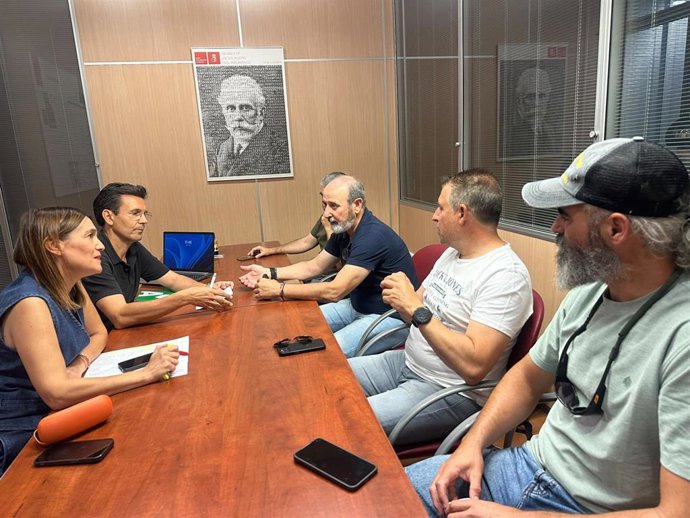 La parlamentaria andaluza del PSOE de Granada, Olga Manzano, en una reunión con representantes sindicales.
