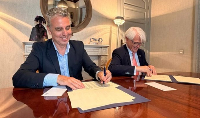 Firma de convenio entre el CGAE y Asescon para combatir los bulos relacionados con servicios jurídicos.