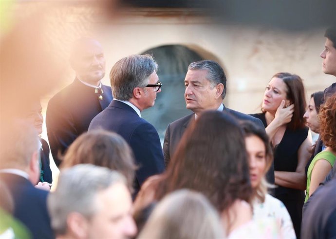 El consejero en funciones de Sanidad, Presidencia y Emergencias, Antonio Sanz (d), y el portavoz del grupo parlamentario de Vox y próximo vicepresidente de la Junta , Manuel Gavira (i), durante el acto de toma de posesión de Juanma Moreno 