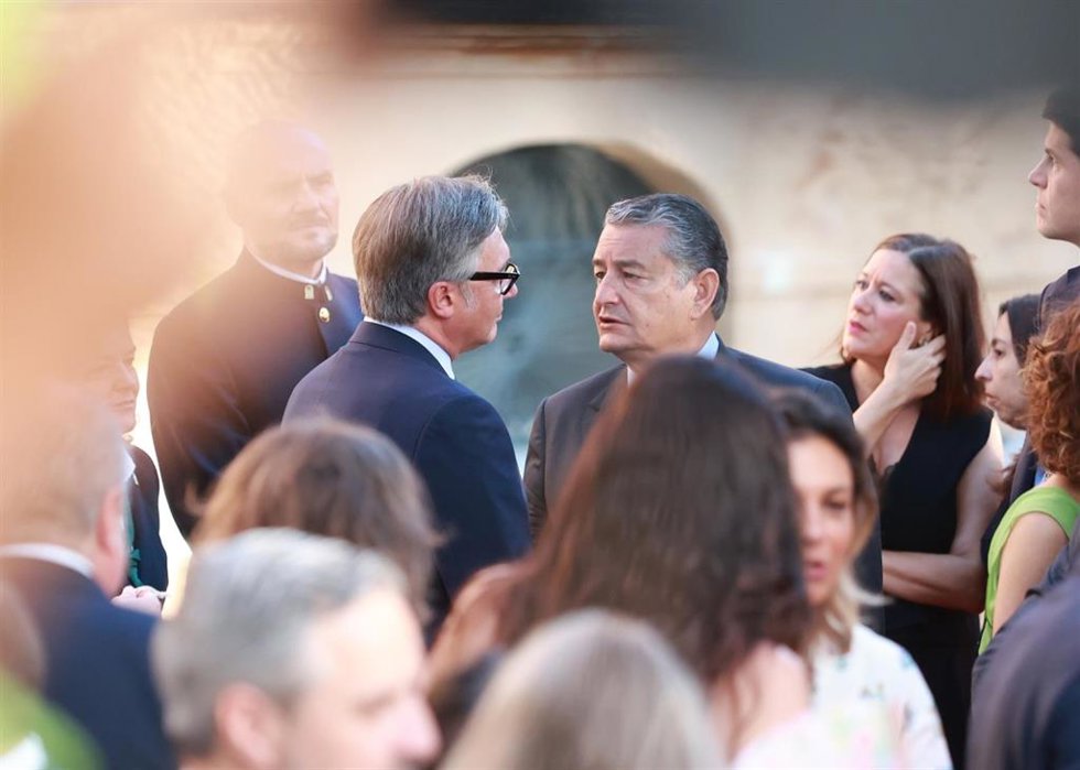 El consejero en funciones de Sanidad, Presidencia y Emergencias, Antonio Sanz (d), y el portavoz del grupo parlamentario de Vox y próximo vicepresidente de la Junta , Manuel Gavira (i), durante el acto de toma de posesión de Juanma Moreno