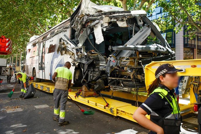 Una grúa retira el autocar accidentado, a 1 de julio de 2026, en Lleida, Catalunya (España).