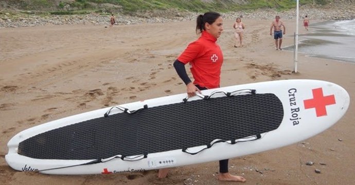 Archivo - Socorrista de Cruz Roja en una playa de Bizkaia