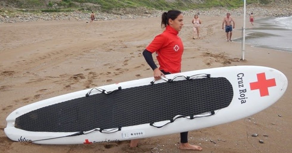 Archivo - Socorrista de Cruz Roja en una playa de Bizkaia