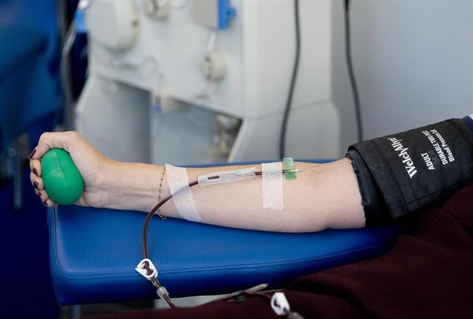 Archivo - Una persona durante el maratón de donación de sangre en el Centro de Transfusión regional de la Comunidad de Madrid