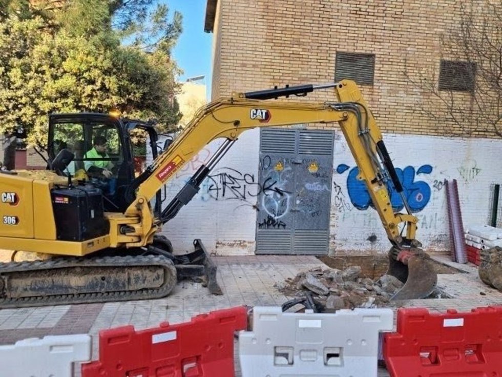 Un grúa excava sobre la red subterránea