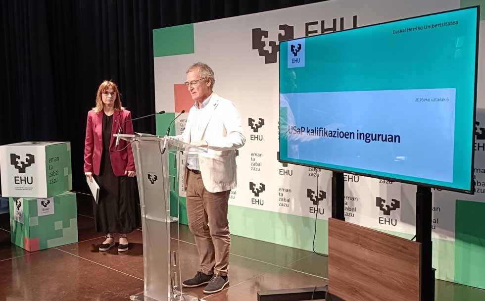 El rector de Euskal Herriko Unibertsitatea, Joxerramon Bengoetxea, ha presentado el informe junto a la vicerrectora de Grado y Transformación Digital, Urtza Garay