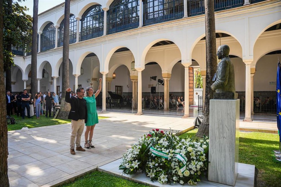 El portavoz de Adelante Andalucía, José Ignacio García, y la parlamentaria, Begoña Iza, en el acto homenaje del nacimiento de Blas Infante en el Parlamento andaluz.