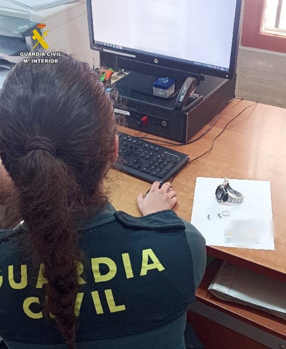 Una agente de la Guardia Civil con algunas de las joyas recuperadas.