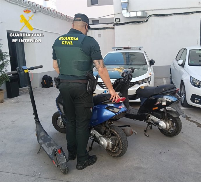 Detinguts quatre joves, dos d'ells menors, acusats de robar ciclomotors a Borriana