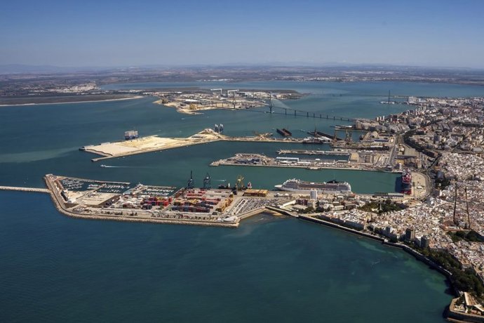 Archivo - Vista aérea del Puerto de Cádiz.