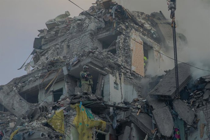 2 de julho de 2026, Kiev (Oblast de Kiev, Ucrânia): Equipes de resgate lutam contra as chamas e procuram sobreviventes nas ruínas de um prédio residencial de nove andares que desabou parcialmente em Kiev, após um ataque russo em grande escala com drones e