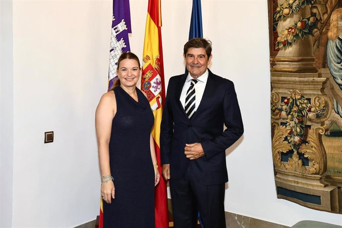 La presidenta del Govern, Margalida Prohens, y el fiscal superior de la Fiscalía de Baleares, Adrián Salazar