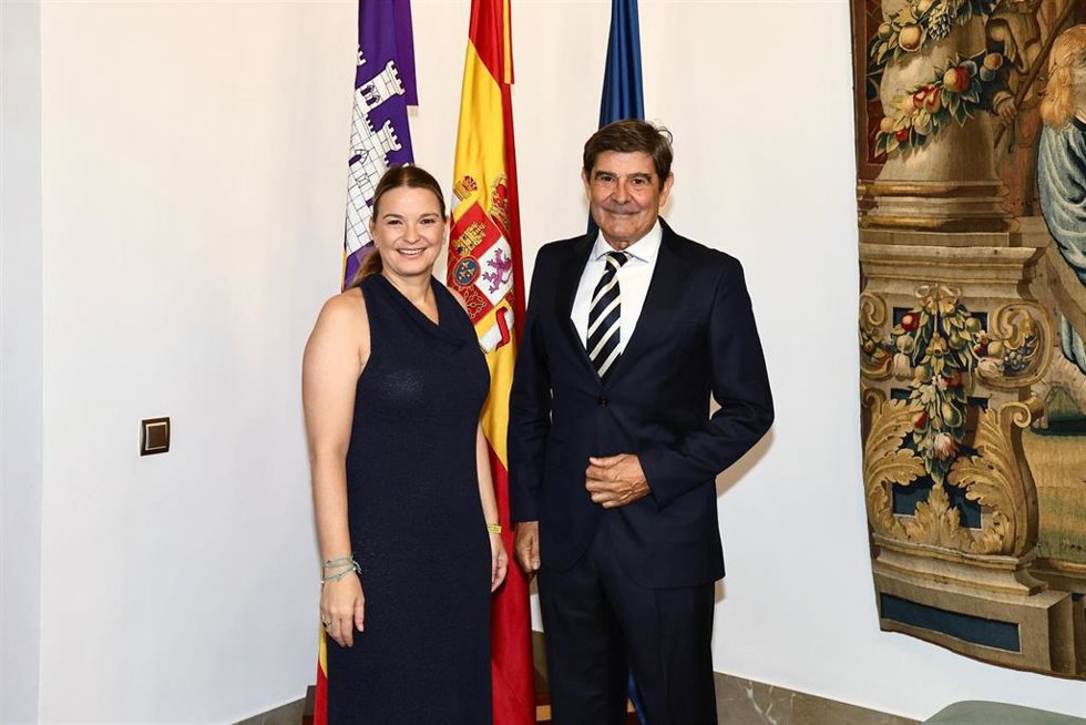 La presidenta del Govern, Margalida Prohens, y el fiscal superior de la Fiscalía de Baleares, Adrián Salazar