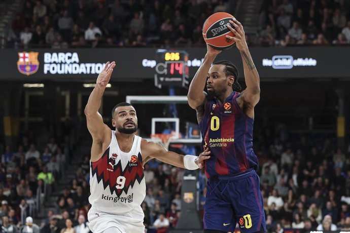 Archivo - Timothé Luwawu-Cabarrot (Baskonia) defiende una acción de Kevin Punter (Barça) en un partido en el  Palau Blaugrana