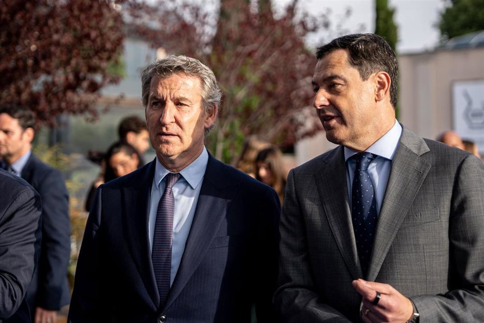 Archivo - El presidente del PP, Alberto Núñez Feijóo, presenta al presidente del PP de Andalucía en el encuentro  ‘La Razón de... Juanma Moreno’, organizado por La Razón en la sede del periódico, a 20 de abril de 2026, en Madrid (España)