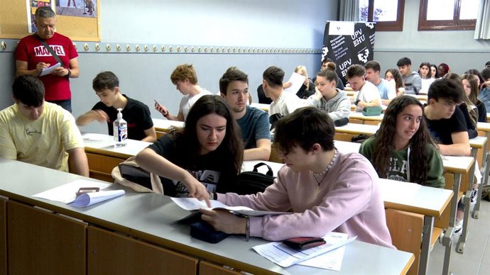 Archivo - Arquivo - Um total de 12.767 alunos do Ensino Médio e da Formação Profissional do País Basco iniciam nesta quarta-feira os exames da EBAU.