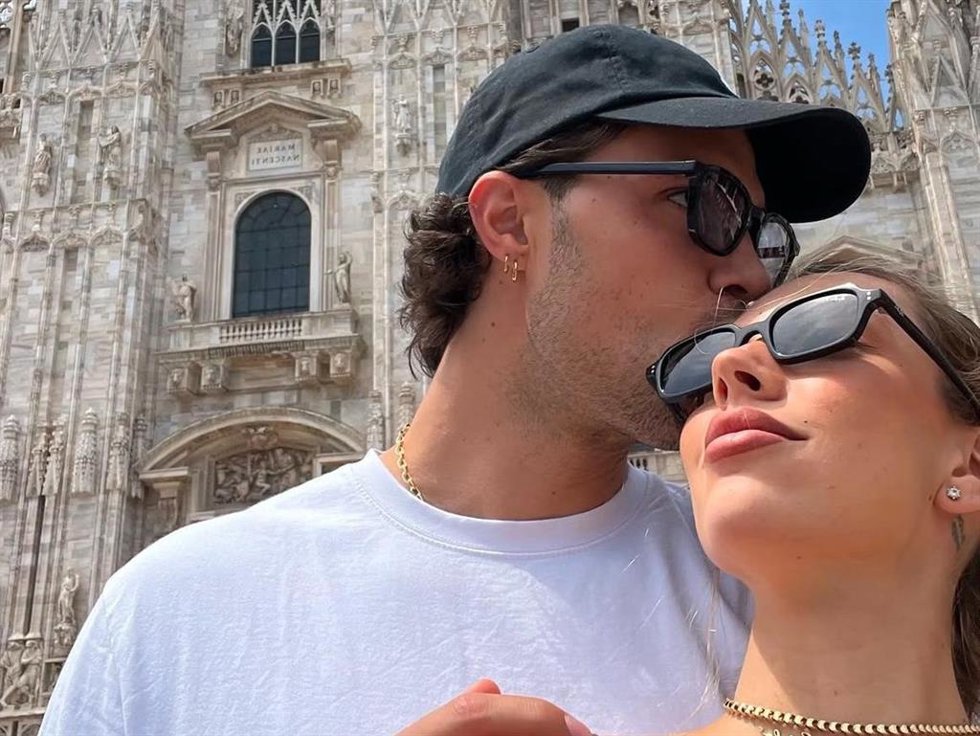 Carlo Costanzia dando un tierno beso a Alejandra Rubio ante el Duomo de Milán