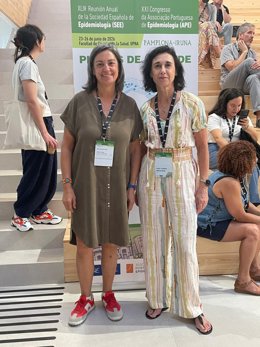 La directora de la Unidad de Promoción, Prevención y Vigilancia de la Salud, del Hospital Axarquía, Gema Mata Ruiz, y  la epidemióloga Loreto Barceló López en la XLIV Reunión anual de la Sociedad Española de Epidemiología.