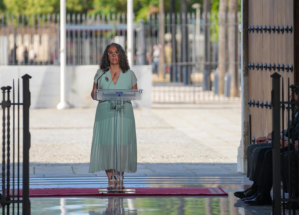 La portavoz adjunta de Por Andalucía, Rosa Rodríguez, en su intervención en el acto homenaje al nacimiento de Blas Infante en el Parlamento.