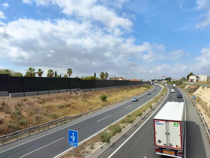 Pantallas acústicas en la margen izquierda de la autovía A-7 a su paso por Librilla