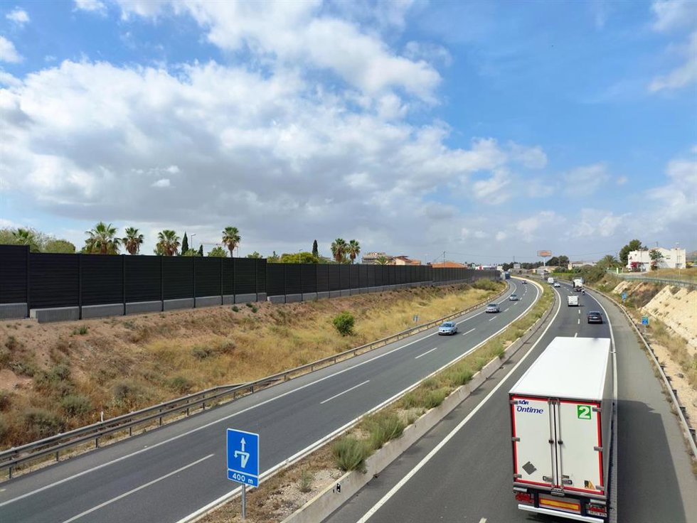 Pantallas acústicas en la margen izquierda de la autovía A-7 a su paso por Librilla