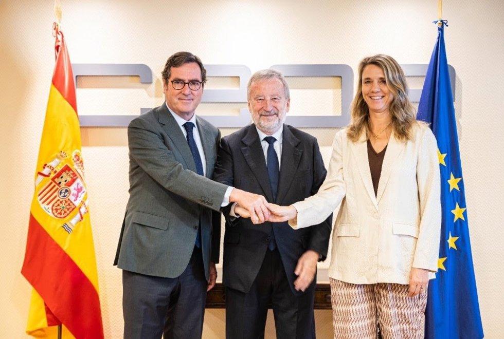 El presidente de la CEOE, Antonio Garamendi, el presidente de CaixaBank, Tomás Muniesa, y la presidenta de CEPYME, Ángela de Miguel.