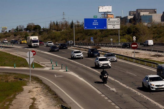 Archivo - Varios vehículos durante la operación salida por las vacaciones de Semana Santa, en la A-5, a 27 de marzo de 2026, en Madrid (España). La Dirección General de Tráfico ha activado un dispositivo especial de regulación, vigilancia y asistencia, an