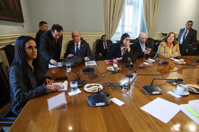 Santiago, 3 de julio 2026. Segunda jornada de mesa politica, que reune al ministro de Hacienda, la presidenta del Senado, senadores oficialistas y de oposicion, en la Sede Santiago del Congreso Nacional. Jonnathan Oyarzun/Aton Chile