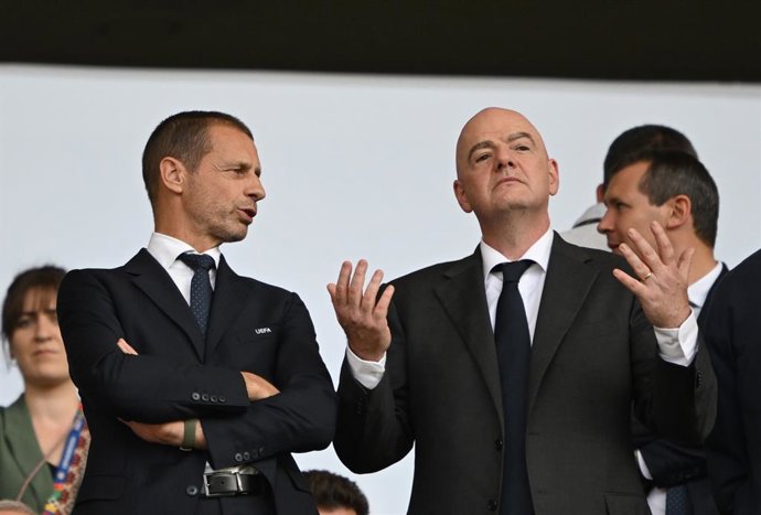 Archivo - Arquivo - 29 de junho de 2024, Berlim: O presidente da UEFA, Aleksander Ceferin (à esquerda), e o presidente da FIFA, Gianni Infantino, nas arquibancadas antes da partida das oitavas de final da Euro 2024 da UEFA entre Suíça e Itália, no Olympia