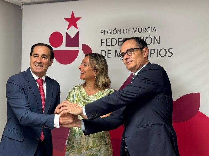 La consejera de Política Social, Familias e Igualdad, Conchita Ruiz, junto con el presidente de la Federación de Municipios, Víctor Manuel López, y junto con el magistrado de la Sección de Menores del Tribunal de Instancia de Murcia, Rafael Romero.