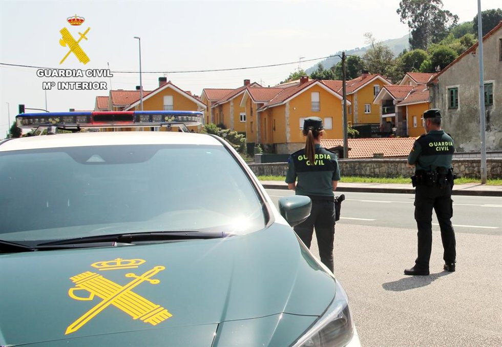 Agentes de la Guardia Civil en Bezana