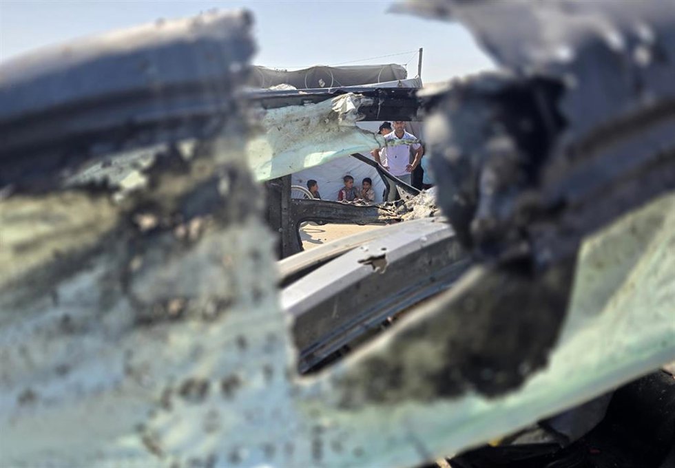 Daños materiales tras un bombardeo del Ejército de Israel contra un campamento de desplazados en Jan Yunis, en el sur de la Franja de Gaza, pese al alto el fuego pactado en octubre de 2025