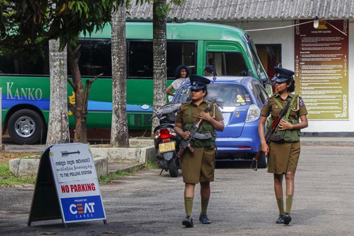 Archivo - Imagen de archivo de varios policías en una calle de Sri Lanka.