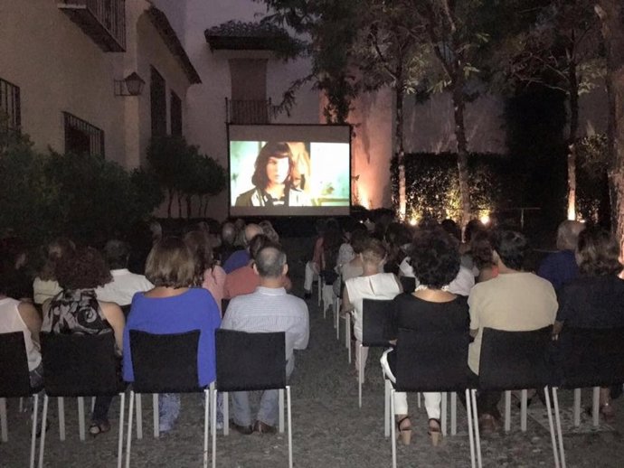 Proyección de una película en el jardín del Museo Picasso Málaga.