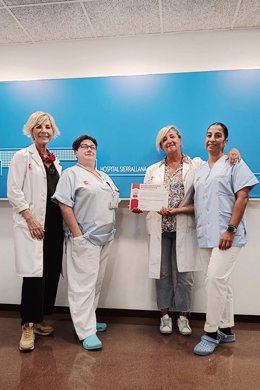 La gerente del Hospital General Sierrallana, Yolanda Montenegro, junto a las responsables de la consulta de estomaterapia distingiuda por la SEDE