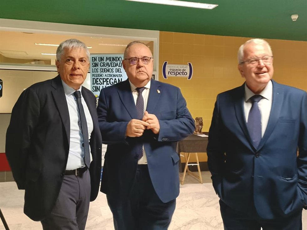 El consejero de Sanidad y Bienestar Social, Alejandro Vázquez Ramos, en el Hospital de León.
