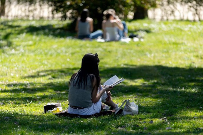 Archivo - Archivo.- Una persona leyendo en un parque