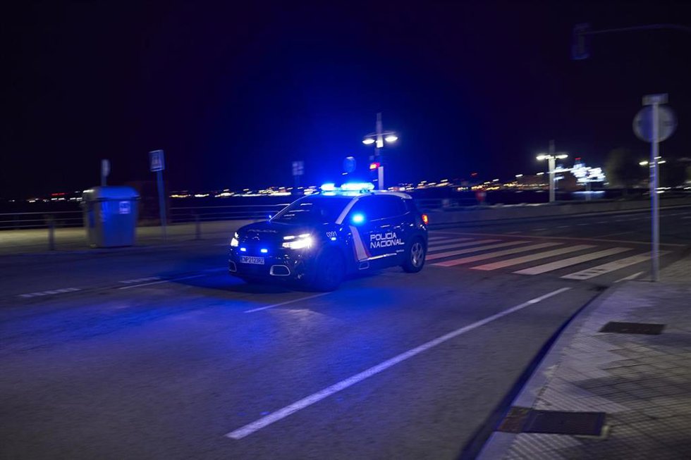 Archivo - Un coche de Policía Nacional circula por Santander