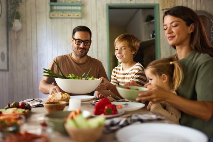 Familia comiendo