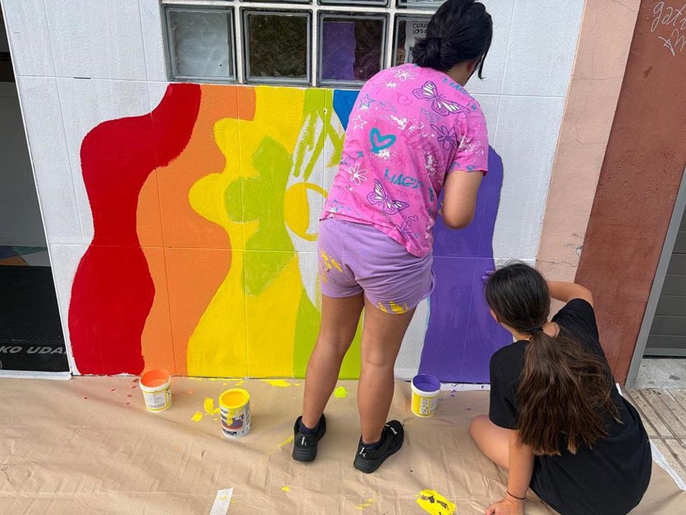 Jóvenes pintando el mural.