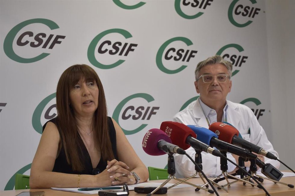 La responsable de CSIF Sanidad Toledo, Victoria Gutiérrez, y el médico de Urgencias del Hospital Universtario de Toledo y delegado de CSIF Sanidad Toledo, Miguel Ángel González.